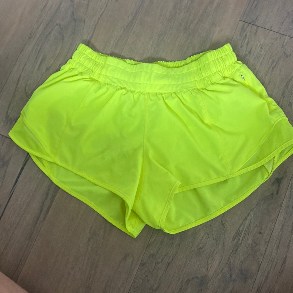 Highlighter Lululemon Hotty Hot Low-Rise Lined Shorts 2.5" size 4